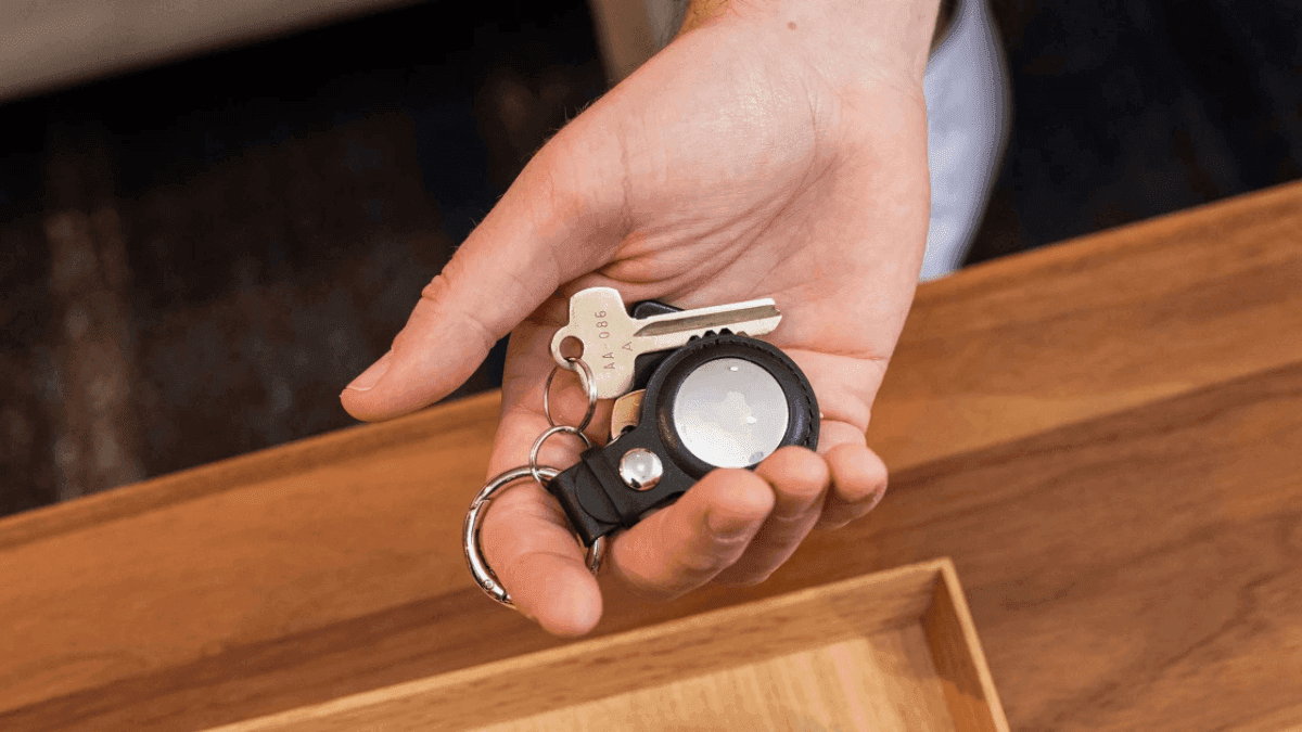 Apple AirTag (1st Generation) Review — Features, Precision Finding & Real-World Performance